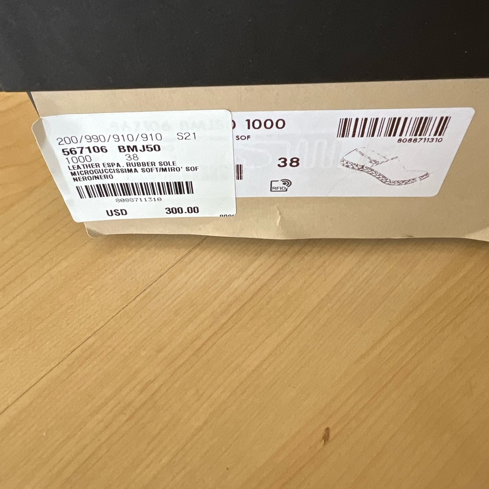 Gucci Black Leather Loafers with Embossed Design - Picture 3 of 8